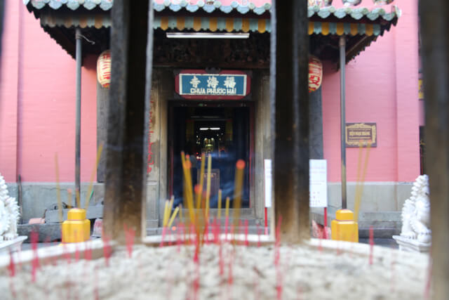 Burning incense sticks at Jade Emperor Pagoda
