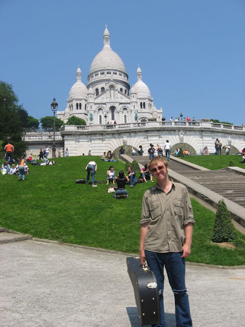 Busking-for-money-at-Sacre-Coeur-Paris